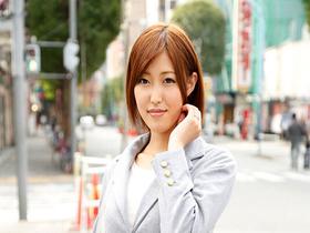 ミニスカでさりげなく誘ってる美脚自慢の人妻は絶対にヤレる！街角ナンパ12人全員生中出し⑥　サンプル画像04