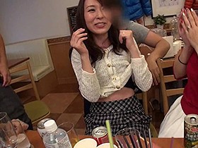 泥酔三十路同窓会　どうしてそうなった！クラスのアイドルだった憧れのあの子と乱交中出し同窓会ビデオ　サンプル画像03