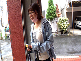 婚約者に騙され全財産を失い人生崩壊！地元から逃げ上京してきた無職幸薄田舎娘。Iカップ爆乳を武器に一獲千金を目論むメガネ地味ダサ天然活きアワビ サンプル動画サムネイル