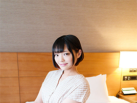 32歳の処女人妻 ～新婚旅行前に駆け込み喪失ドキュメント～ 桃さん サンプル動画サムネイル
