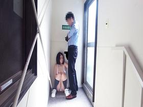 小さいワレメに大人チ〇ポ笑顔が消えて警戒するチビに強引Dキス→クンニ堪能でグッタリ無防備丸出しオマ〇コに理性を失い絶対ダメな極太をメリメリ挿入してしまいました…【ちびっこ2人】禁断イタズラ映像集　サンプル画像14