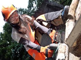 林業女子!作業はいりまーす 可愛すぎる林業女子と森の中で野外セックス サンプル動画サムネイル