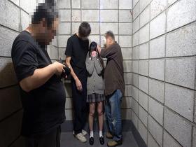 小さい女の子のワレメに中年男たちの極太をメリメリ挿入無邪気な笑顔が強張って虚無顔になった鬼ピストン６P乱交　サンプル画像02