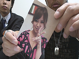 素人ドッキリ企画 見知らぬ男性にナンパ即口説かれるハプニング！旦那はモニター越しに監視、若妻が寝取られ浮気SEX4時間 サンプル動画サムネイル