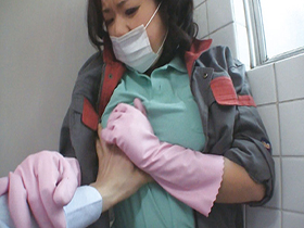 掃除婦のおばさんにわざと勃起したチ●ポを見せて「手コキだけでも・・・？」とお願いしたら、どんな結末が・・・！？4時間　サンプル画像15