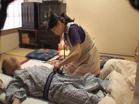 人妻ヘルパーに勃起チ○ポ見せて射精介助を頼むと、どんな結末が・・・！？4時間　サンプル画像14