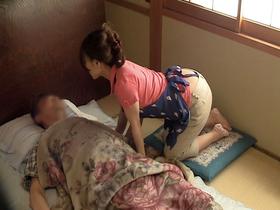 人妻ヘルパーに勃起チ○ポ見せて射精介助を頼むと、どんな結末が・・・！？4時間　サンプル画像15