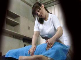 おばさん施術師しかいないけど、潰れないマッサージ店で手コキ～本番交渉はできるのか！？4時間　サンプル画像07