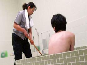 掃除婦のおばさんにわざと勃起したチ●ポを見せて「手コキだけでも・・・？」とお願いしたら、どんな結末が・・・！！？4時間　サンプル画像14