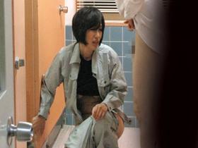 掃除婦のおばさんにわざと勃起したチ●ポを見せて「手コキだけでも・・・？」とお願いしたら、どんな結末が・・・！！？4時間　サンプル画像16