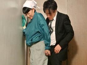 掃除婦のおばさんにわざと勃起したチ●ポを見せて「手コキだけでも・・・？」とお願いしたら、どんな結末が・・・！！？4時間　サンプル画像08