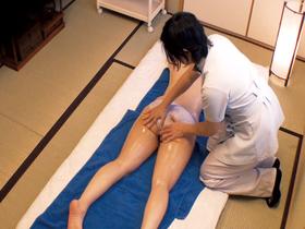 セックスレスな美人妻がイケメンマッサージ師に襲われたら、他人チ○ポを受け入れちゃう？・・・4時間　サンプル画像01