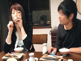 「お母さん酔わせてHなことしらいでヨネ？・・・」酔っぱらった母はスケベな息子にヤラレちゃう！？4時間　サンプル画像19