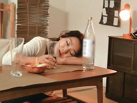 「お母さん酔わせてHなことしらいでヨネ？・・・」酔っぱらった母はスケベな息子にヤラレちゃう！？4時間　サンプル画像03