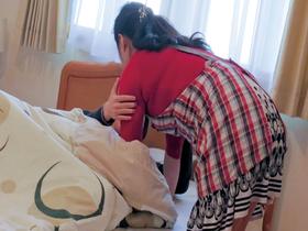 家政婦のおばさんに勃起チ○ポを見せて発情アピールしたら性処理してもらえるのか！？4時間　サンプル画像12