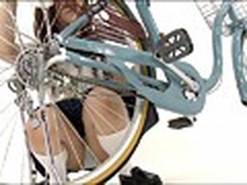 スローモーションでじっくり眺める 女子校生の自転車パンチラ　サンプル画像03