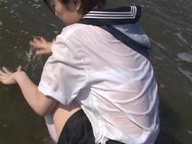 濡れて透けるセーラー服と下着　サンプル画像07