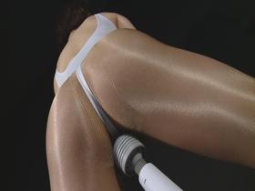 ハイレグ越しの股間にあてがう密着電マ　サンプル画像10