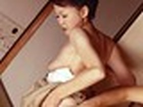 日本性豪熟女 奥多摩で旅館を営む女将さんは、夜な夜なオナニーに耽る 山吹景子43歳　サンプル画像09