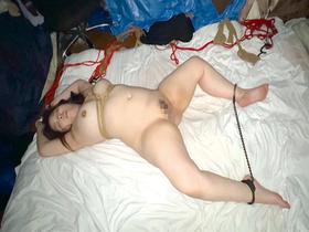 [閲覧注意]輪姦レイプ映像　ノーカット無編集「婦女強姦犯罪記録」　豊満爆乳爆尻妻徹底孕ませ連姦！　クロロホルムとスタンガンで昏睡、媚薬で欲情　犯され抗うもハメ潮噴射　女体は縛られ、自我は薄れ性欲は加速し涎を垂らしながら中出しされイキ堕ちる！　サンプル画像20