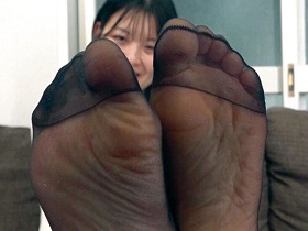 #熟れた素人妻の匂い立つ蒸れた足裏 サンプル動画サムネイル