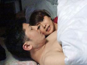 夫が横にいるのにウチの息子が母子交尾したがるんです・・・4時間　サンプル画像12