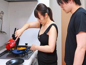 「お前んちの母ちゃんエロすぎだろ！」無防備なモチモチ爆乳ボディで息子の友人を虜にする五十路母　杉岡恵美子　サンプル画像11