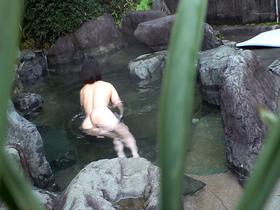 童貞喰いの痴女妻が出没すると噂のメスワニ混浴温泉は実在した！3 痴女妻4名収録　サンプル画像06