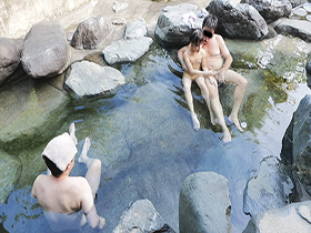 息子の同級生のちびっこと恥ずかし露出温泉旅行「可愛い顔して乳頭が長くて卑猥だねえ」と執拗なまでの乳首弄りの刑。もちろんお互いの親御さんには内緒です。　サンプル画像13