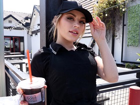 ロスの有名ホットドッグ店の看板美女がオモチャのモニターからまさかの絶頂生ハメSEXに！！アナ（25） サンプル動画サムネイル