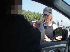 ロスの有名ホットドッグ店の看板美女がオモチャのモニターからまさかの絶頂生ハメSEXに！！アナ（25）　サンプル画像03