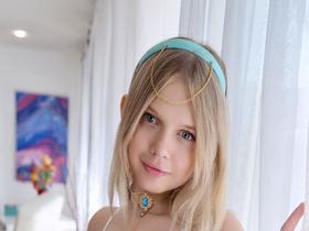 ミニマム合法ロリがコスプレ撮影会で身長差40㎝超えの男たちとガリバー3P！！ココ（25）　サンプル画像03