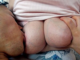 熟女の母性溢れる授乳手コキ サンプル動画サムネイル