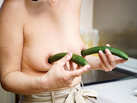 家族には言えない!!  極太硬野菜を膣に挿入したことがある50代専業主婦・・・ 68％　サンプル画像14