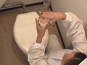 給食センターで働くおばさんのトイレ盗撮 尿検査採取映像　サンプル画像05