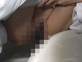 給食センターで働くおばさんのトイレ盗撮 尿検査採取映像　サンプル画像07