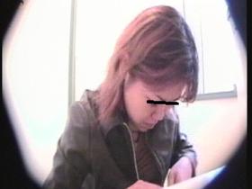 都内某所の仮設和式トイレ排泄盗撮スパイカメラ映像4時間2 30人 サンプル動画サムネイル