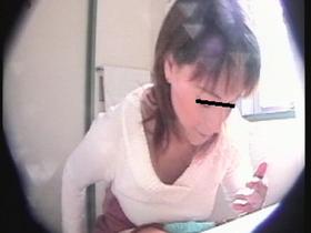 都内某所の仮設和式トイレ排泄盗撮スパイカメラ映像4時間2 30人　サンプル画像03