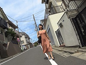 マキシワンピ女をレイプ！3薄着1枚で出歩くエロ女を人気の少ない場所まで尾行して… あえて脱がさず服の上から身体をまさぐり着衣のままハメて中出し サンプル動画サムネイル