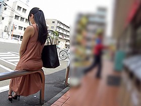 マキシワンピ女をレイプ！3薄着1枚で出歩くエロ女を人気の少ない場所まで尾行して… あえて脱がさず服の上から身体をまさぐり着衣のままハメて中出し　サンプル画像03