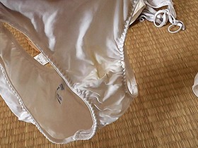 投稿/息子の嫁（28歳）の汚れたパンツ　サンプル画像02