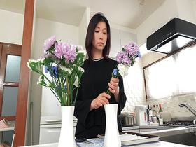 夫の初七日に義理の息子と友人の夜這いを受け・遺影の前でメス堕ちする義母　加藤ツバキ　サンプル画像03