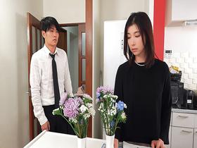 夫の初七日に義理の息子と友人の夜這いを受け・遺影の前でメス堕ちする義母　加藤ツバキ　サンプル画像04