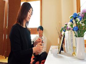 夫の初七日に義理の息子と友人の夜這いを受け・遺影の前でメス堕ちする義母　加藤ツバキ　サンプル画像05