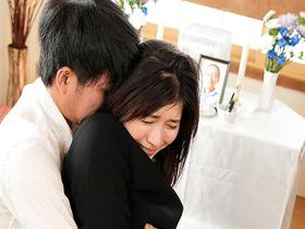 夫の初七日に義理の息子と友人の夜這いを受け・遺影の前でメス堕ちする義母　加藤ツバキ　サンプル画像07