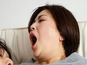 ｢母さん、乳首敏感だよね？｣夫とのレスを脱衣所オナニーで慰める義母が、連れ子に弱みを握られリビングで強引に乳首を狂わされる禁断のメス堕ち近親相姦 寺島志保　サンプル画像10