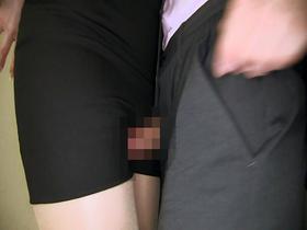 潜入！【痴漢団地】～触られたい女達が集うぶっかけアパートメントを体験取材！痴漢フリーな女記者しおり～　サンプル画像06