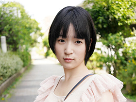 あどけない顔して乳頭長めピンコ勃ちの卑猥な乳首でごめんちゃい。淫乱すぎて困っている小娘に媚薬で白目ロンパリで逝きまくるぅ！ サンプル動画サムネイル