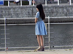 世田谷成城で暮らす名門女子大に通う18才お嬢様は中出し懇願する超ビッチ、自宅でAV DEBUTするの巻。 サンプル動画サムネイル