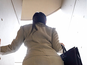 秘書がプリケツすぎて我慢できない！人妻であろうと関係なく社長命令と称して毎日中出し　みひな サンプル動画サムネイル